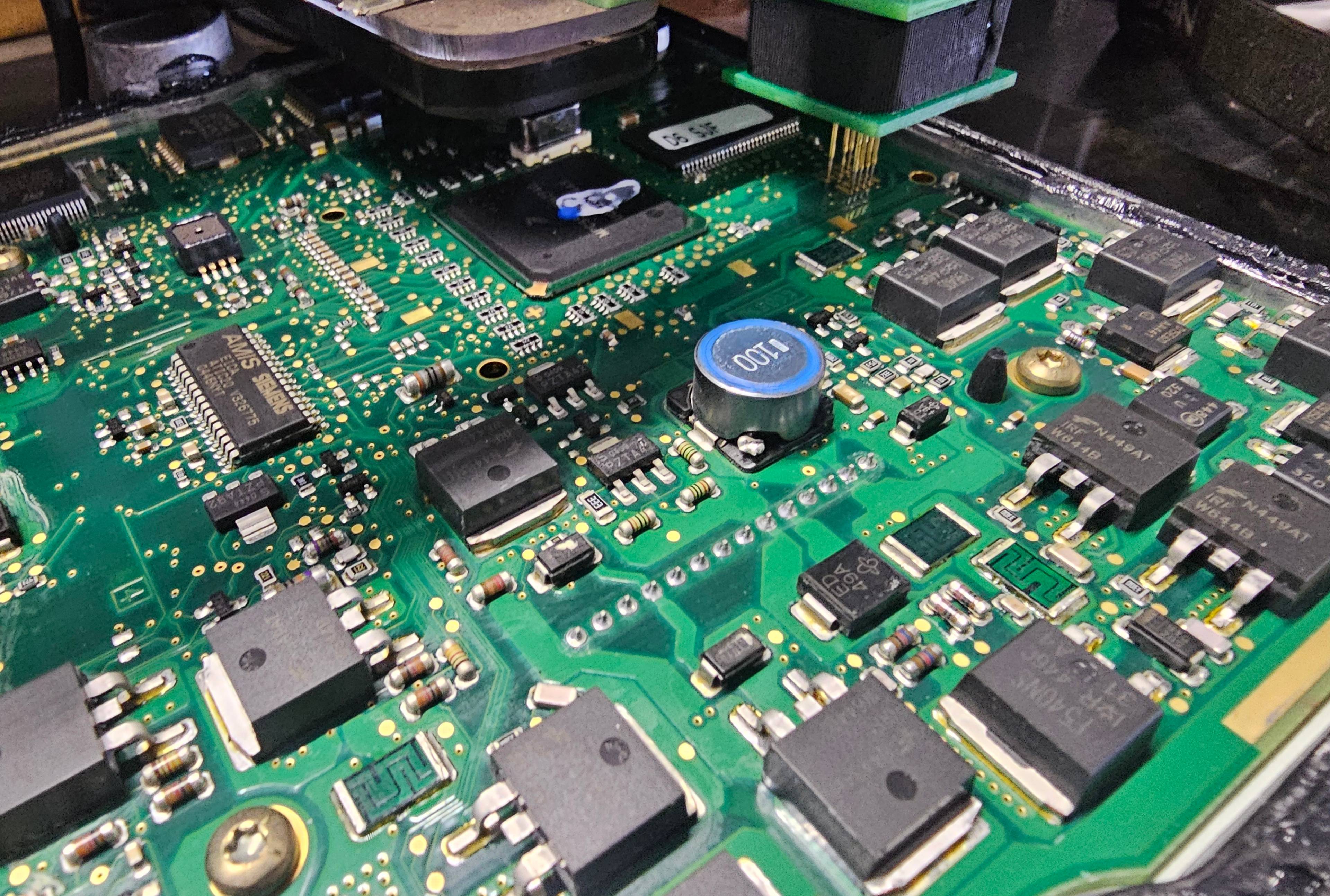 Otwarta obudowa sterownika ECU